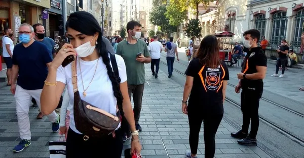 taksim-polisi-dronela-maske-ve-sosyal-mesafeye-uymalari-icin-turistleri-uyardi-1602513821113.jpg