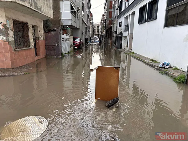İzmir'de değişmeyen manzara: Yağış sonrası sokaklar göle döndü - 6