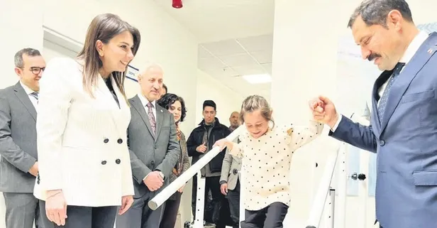 Depremde ailesini ve bacağını kaybeden Zeynep Koyun protez ile yürümeye başladı