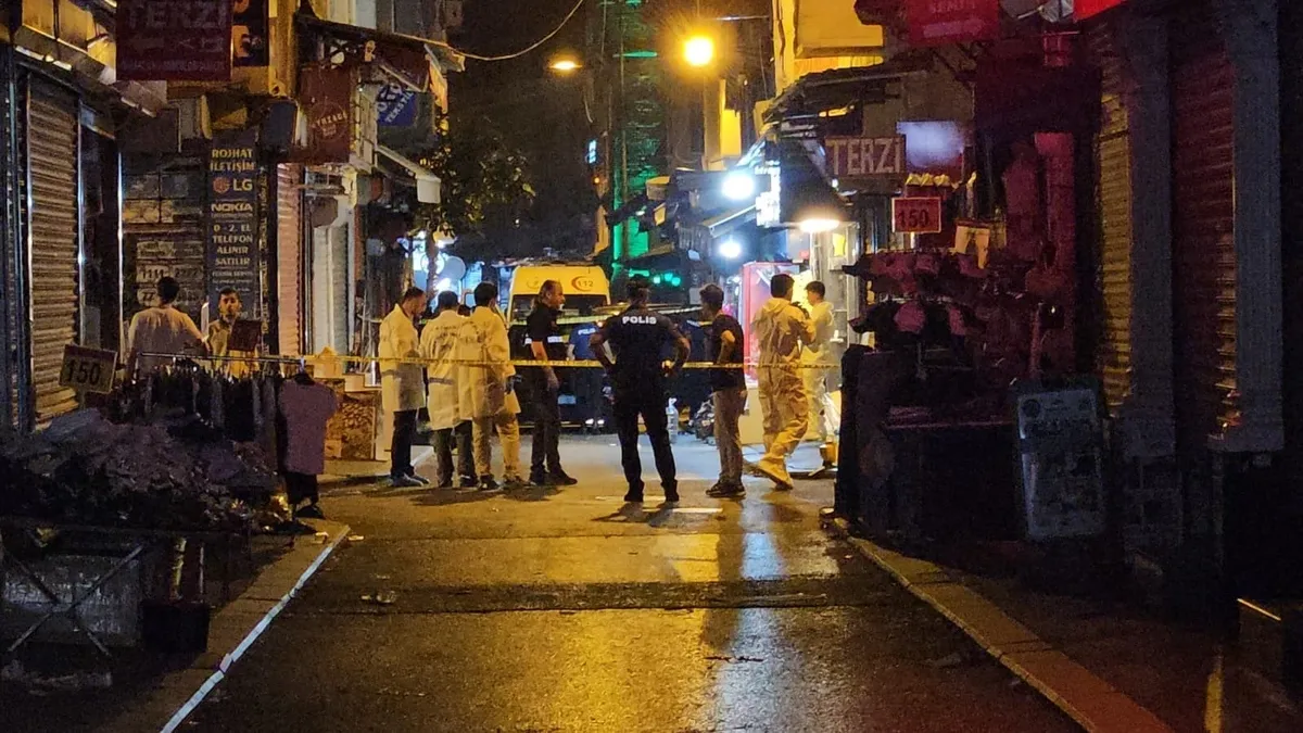 1787121228115.jpeg Fatih'te komşu iki esnaf arasında silahlı kavga: Pompalı tüfekle vurulan 1 kişi hayatını kaybetti-4