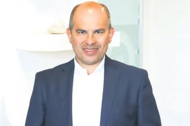 Şişeleri düğme yapıp ünlü markalara sattı