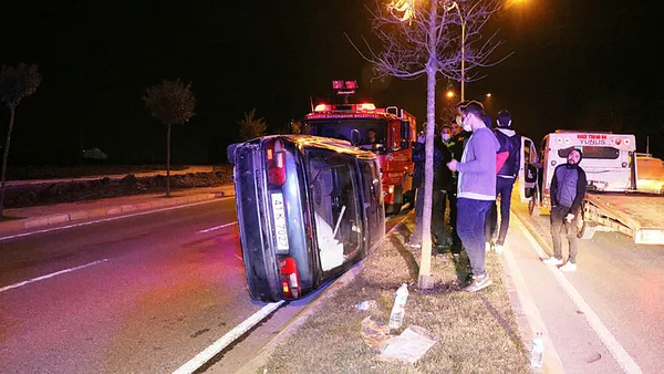sakaryada-agaca-carpip-yan-yatan-otomobilin-sarhos-surucusu-sucu-yolculara-atti-1615846814484.jpg Sakarya'da ağaca çarpıp yan yatan otomobilin sarhoş sürücüsü, suçu yolculara attı-1