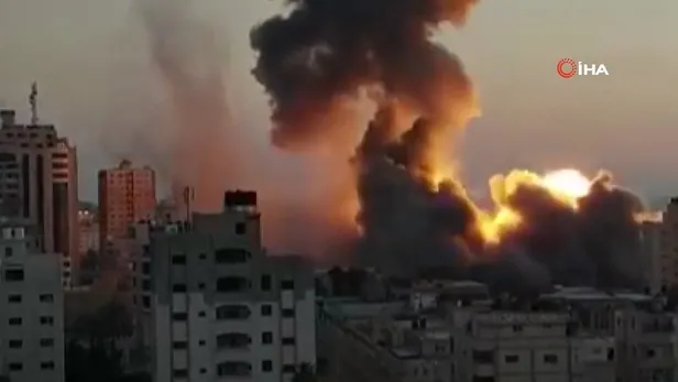 Son dakika: Terör devleti İsrail'in savaş uçakları Filistin İçişleri Bakanlığı binasını vurdu-3