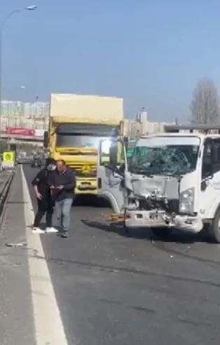 TEM'de zincirleme kaza! Mahmutbey gişelerinde 10 araç birbirine girdi