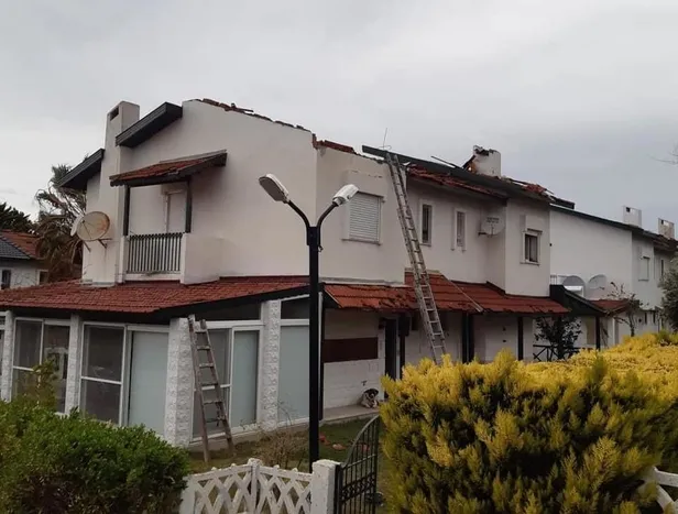 Son dakika: İzmir Çeşme'de hortum paniği: Evlerin çatılarında hasar oluştu-3