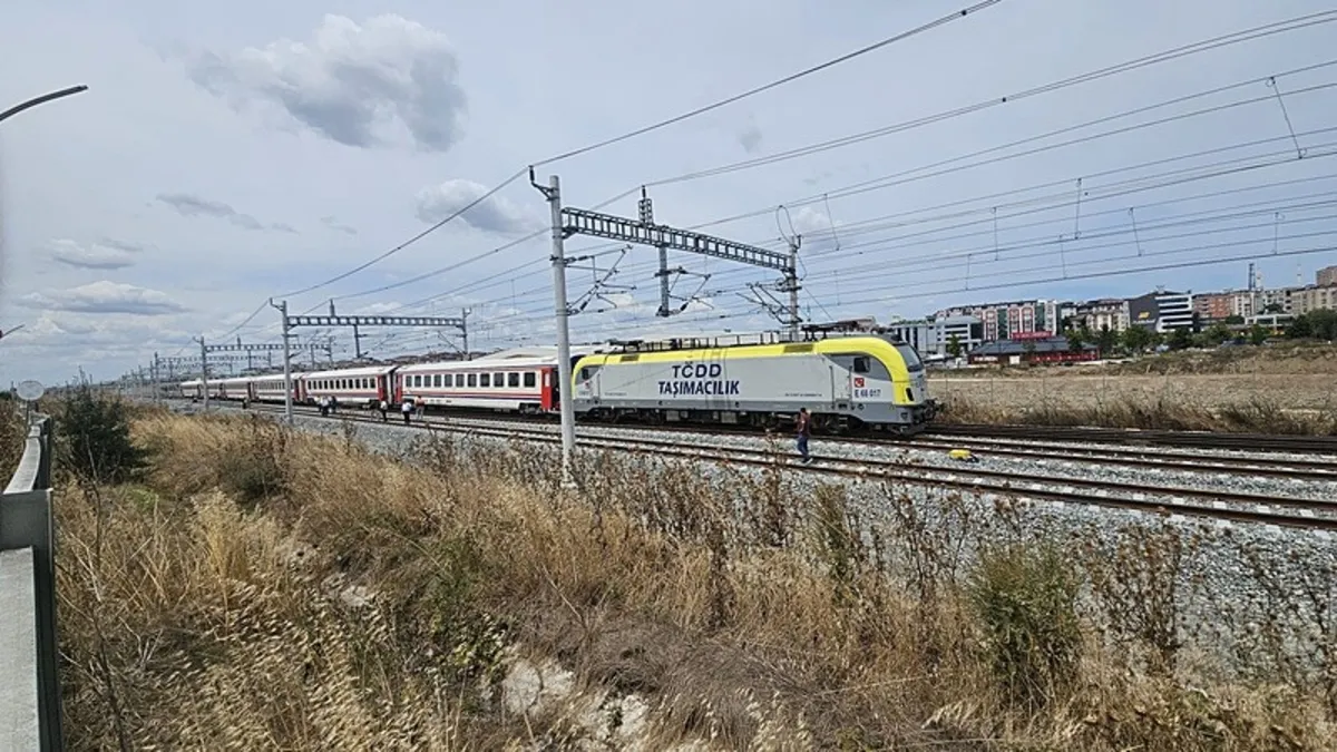 Çerkezköy’de yolcu treninin vagonu raydan çıktı