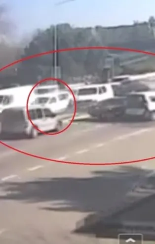 Karşıdan karşıya geçen yayalar trafiği karıştı! 9 araç birbirine girdi