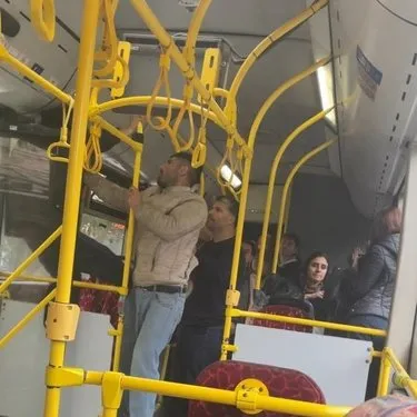 Kadıköy’de İETT otobüsü karıştı: Tek başına oturmak isteyen şahsı yolcular dışarı attı