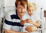 Kısacık sarı saçları ve mavi elbisesiyle bu küçük kızı tanıyabildiniz mi? Fotoğraf seneler öncesinden ama bakışlar hala aynı