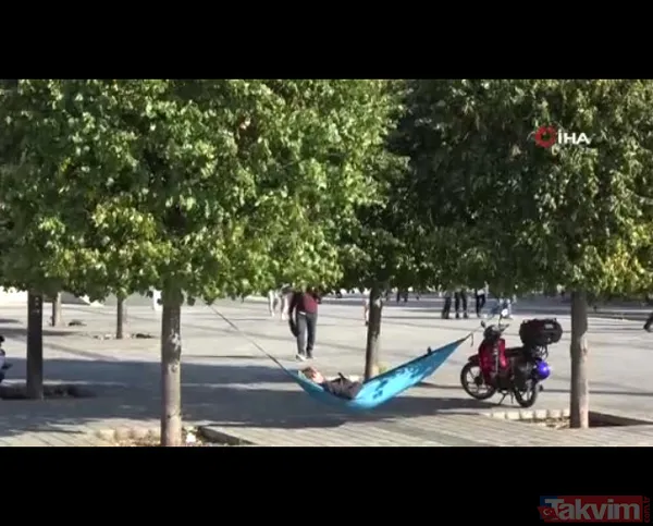 Taksim Meydanı'ndaki turistin rahatlığı kıskandırdı! Hamak kurup sefa sürdü - 7