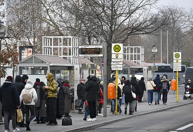 Almanya'nın başkenti Berlin'de toplu taşıma çalışanları, maaş artışı talebiyle 24 saatlik uyarı grevine gitti. Grev nedeniyle metro, tramvay ve otobüs seferleri durduruldu. (AA)