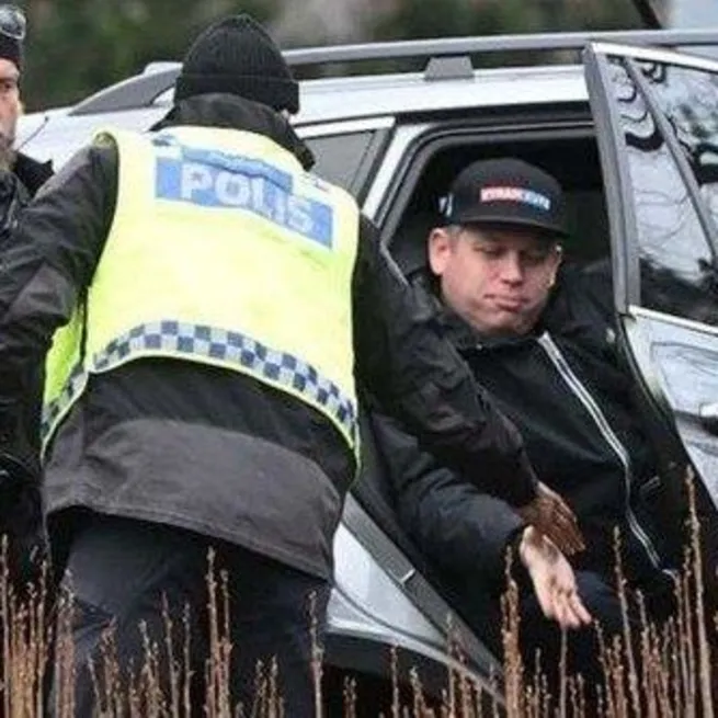 İsveç polisinin Kuran-ı Kerim yakılmasını canlı yayınlayan kişiyi önce gözaltına aldığı Paludanın ısrarıyla serbest bıraktığı ortaya çıktı