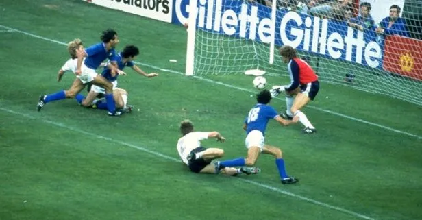 dunya maradona ya aglarken bir futbol