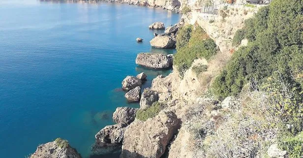 Antalya’da talihsiz olay! Balık tuttan eşini kayalıklardan izlerken denize düşerek dalgalar arasında boğuldu