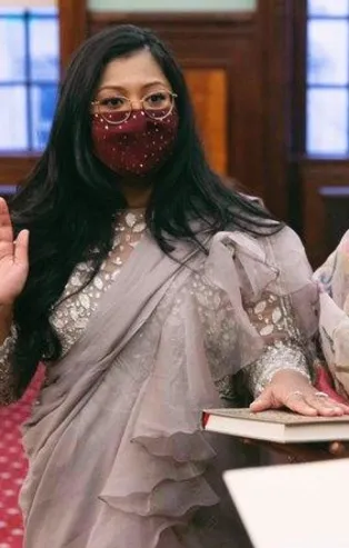 ABD'de NYC Meclisi'ne ilk kez müslaman olarak seçilen Shahana Hanif, Kur'an-ı Kerim üzerine yemin ederek göreve başladı