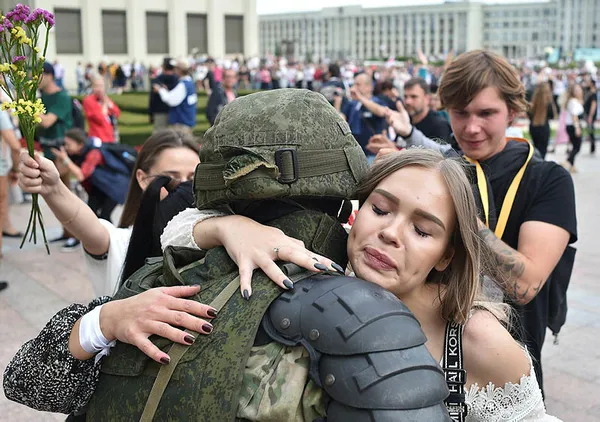 belarus-cumhurbaskani-aleksandr-lukasenko-kendisini-protesto-edenleri-sukunete-cagirdi-1597429034078.jpg Belarus Cumhurbaşkanı Aleksandr Lukaşenko: Durmanız, başınızı iki elinizin arasına alarak sakinleşmeniz lazım-4