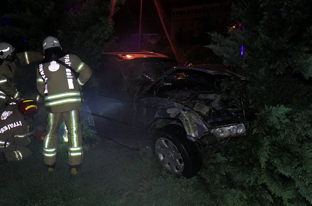 TEM'de kontrolden çıkan araç yol kenarına uçtu: 2 yaralı