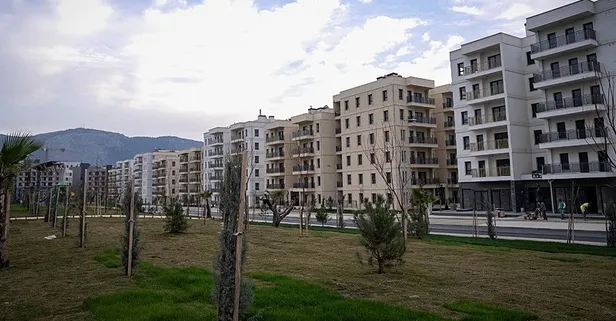 Deprem bölgesini ziyaret eden yabancı gazeteciler asrın inşasına hayran kaldı