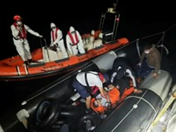 turkiye-yunanistan-tarafindan-kara-sularina-itilen-78-siginmaciyi-kurtardi-1603137481938.jpg Türkiye, Yunanistan tarafından kara sularına itilen 78 sığınmacıyı kurtardı-4