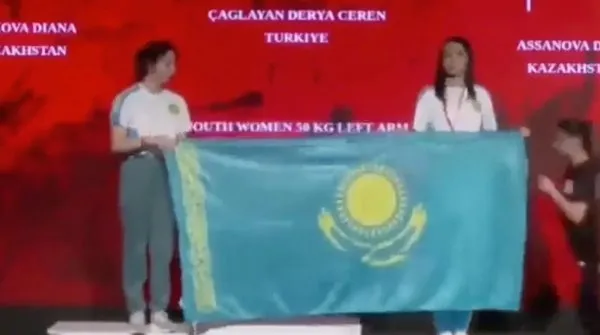derya-ceren-caglayan-kimdir-kac-yasinda-nereli-derya-ceren-caglayan-bayrak-olayi-videosu-viral-oldu-1666169193701.jpg
