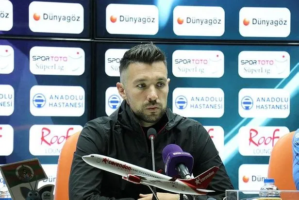 akdeniz-temsilcisi-alanyaspor-evinde-trabzonsporu-5-0-maglup-etmeyi-basardi-1673299012202.jpeg