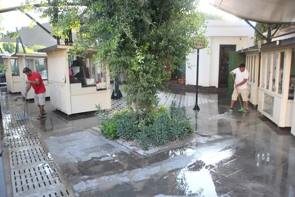 CHP'li Bodrum Belediyesi'nde altyapı rezaleti! İsale hattı patladı: İş yerlerini su bastı araçlar hasar gördü-2