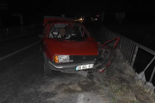 SON DAKİKA: Eskişehir'de gece yarısı zincirleme kaza: 1 ölü, 1 yaralı-4