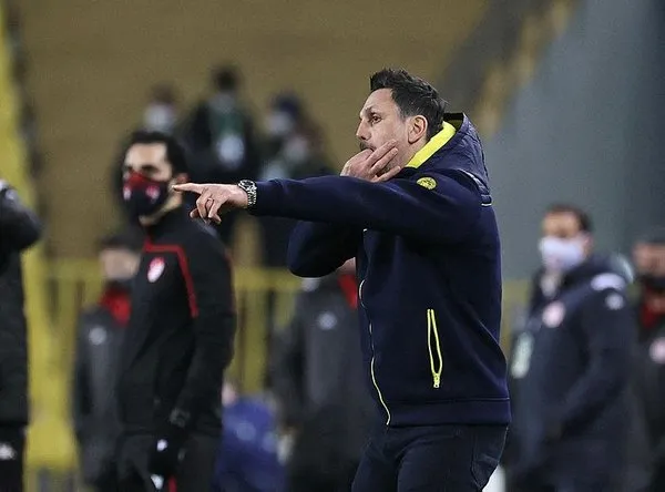 fenerbahcede-mesut-ozil-soku-sedyeyle-kenara-getirildi-1614889071476.jpeg