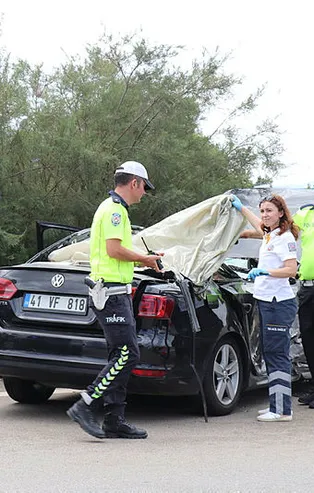 Bursa'da dehşet veren kaza! Lüks aracın tavanı kamyonda kaldı
