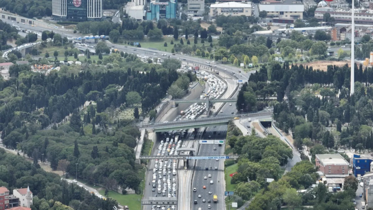 İBB'nin Haliç Köprüsü'ndeki asfalt çalışması trafiği kilitledi! Yenibosna-Haliç 1,5 saat!