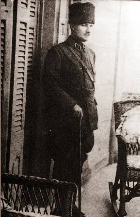 iste-gazi-mustafa-kemal-ataturkun-izmirin-dusman-isgalinden-kurtulus-donemine-ait-tarihi-fotograflari-1631220855672.jpeg İşte Gazi Mustafa Kemal Atatürk'ün, İzmir'in düşman işgalinden kurtuluş dönemine ait tarihi fotoğrafları!-4