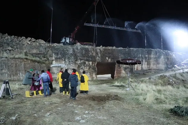 Hercai 21. son bölümde Mardin'e yağmur yağdırdı! İşte Hercai setinden kareler...