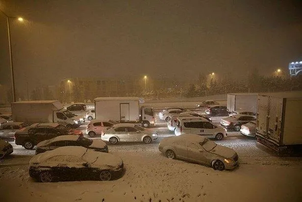 İstanbullu karla mücadele ederken balık keyfi yapan CHP'li İBB Başkanı Ekrem İmamoğlu iş PR'a gelince makamında yemek yedi-9