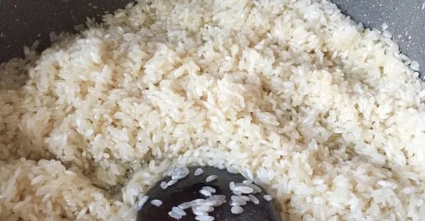 Pilav yaparken sakın bu yanlışa düşmeyin! Pirincin tüm lezzetini alıp götüren hata! Ev hanımları bile bilmiyor