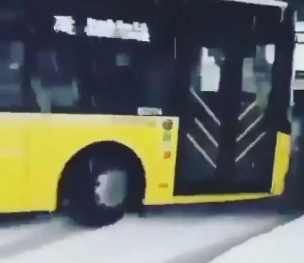 Son dakika: Başakşehir'de İETT otobüsü buzlanma nedeniyle kaydı! Korku dolu anlar-1