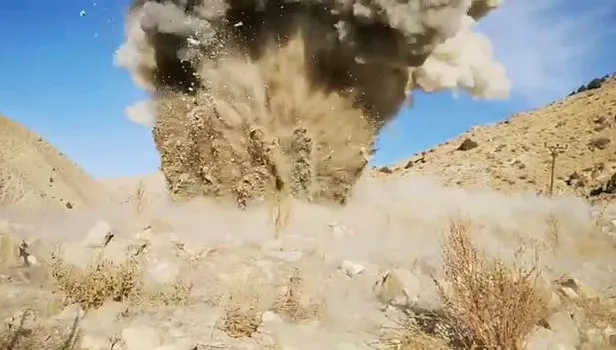 Van'da PKK'ya 'Kıran' darbesi! Patlama anı kamerada