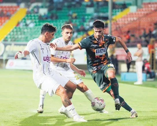 ingiliz-basinindan-flas-iddia-aston-villanin-attila-szalai-icin-devrede-1661645733960.jpeg İngiliz basınından flaş iddia! Aston Villa’nın Attila Szalai için devrede-4