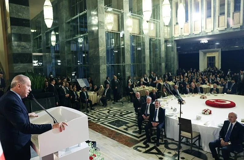 Başkan Recep Tayyip Erdoğan, TBMM Başkanı Numan Kurtulmuş'un ev sahipliğinde düzenlenen iftar programında milletvekilleriyle bir araya geldi. (AA)