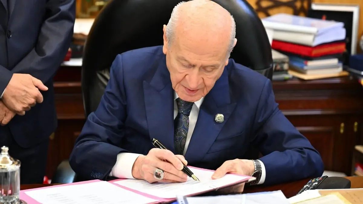 mhp-lideri-bahceliden-cerceve-yasa-kanun-teklifi-aciklamasi-baskan-erdogana-tesekkur-1785918306007.jpeg MHP lideri Bahçeli'den "Çerçeve Yasa Kanun Teklifi" açıklaması! Başkan Erdoğan'a teşekkür: Herkes kazanmıştır-3