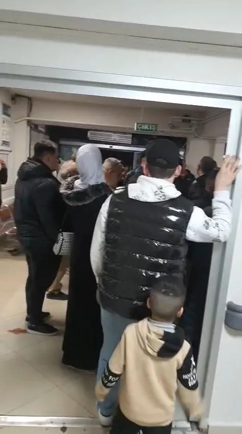 kocaelide-tavuk-doner-panigi-oradan-yiyen-hastanelik-oldu-1743686742500.jpeg Tavuk döner yiyen 300’den fazla kişi mide bulantısı ve kusma şikayetiyle hastaneye kaldırıldı (Fotoğraf: İHA)