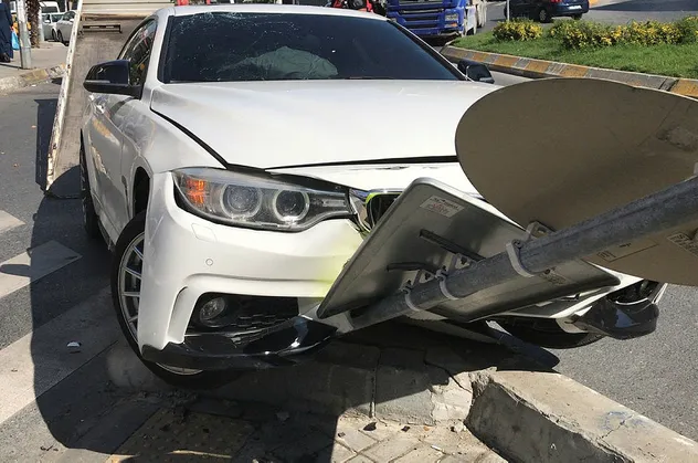 Polisten kaçarken refüje çıktı! Saniye saniye kaydedildi