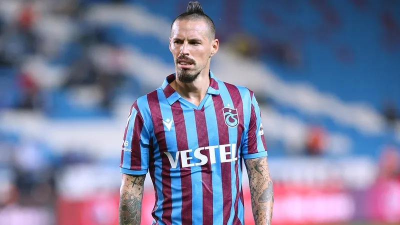 trabzonspor-premier-ligin-yildizina-kancayi-atti-marek-hamsik-sonrasi-orta-saha-icin-dunya-yildizi-transferi-g-1720276122723.jpg