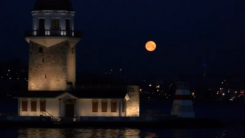 İstanbul'da baharın habercisi 'Pembe Ay' görsel şölen oluşturdu (DHA)