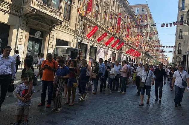 İstiklal Caddesi’nde “istikbal” kuyruğu