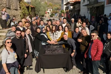 Zembilli ilk set gününü pastayla kutladı