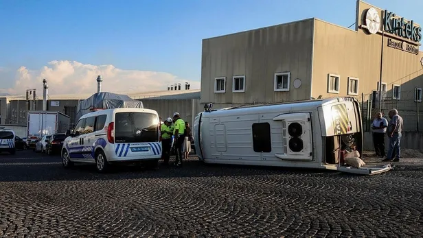 bursada-iscileri-tasiyan-servis-devrildi-yaralilar-var-1660110874611.jpeg Bursa'da işçileri taşıyan servis devrildi: Yaralılar var-2