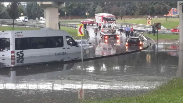 İstanbul Edirnekapı'da yağış nedeniyle araçta mahsur kaldı-3