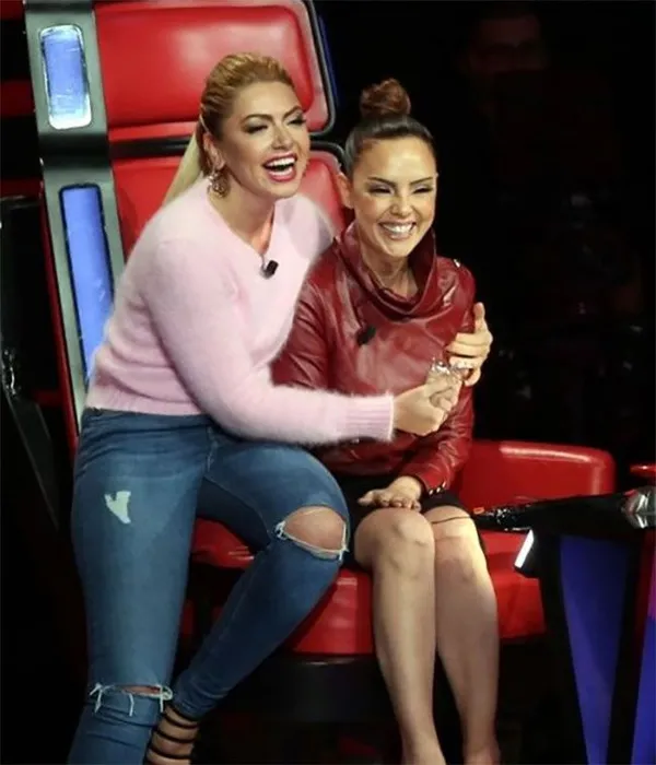 ebru-gundes-hadise-olayi-nedir-hadise-o-ses-turkiyeden-ayrildi-mi-o-ses-turkiyede-hadise-depremi-1621861609475.jpg