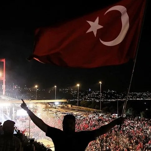 Bu vatana sımsıkı sarılmamız lazım