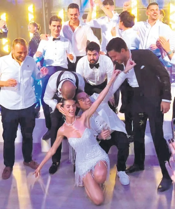 comoda-3-milyon-euroluk-turk-dugunu-1785983814475.jpeg Como Gölü'nde 3 milyon euroluk düğün: Ata Demirağ evlendi-2